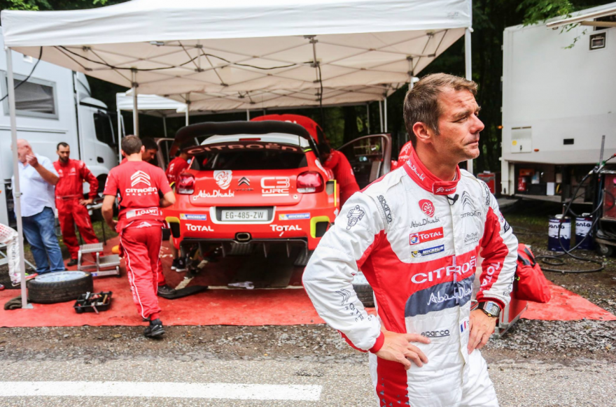 Sébastien Loeb devant une Citroën C3 WRC