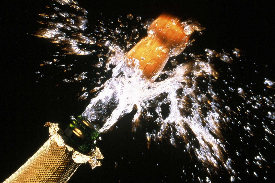 Gare au bouchon de champagne dans l'oeil !