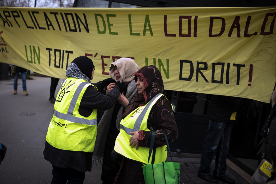 L'association Droit au logement a manifesté sous les fenêtres du ministère du Logement, ce lundi 25 décembre