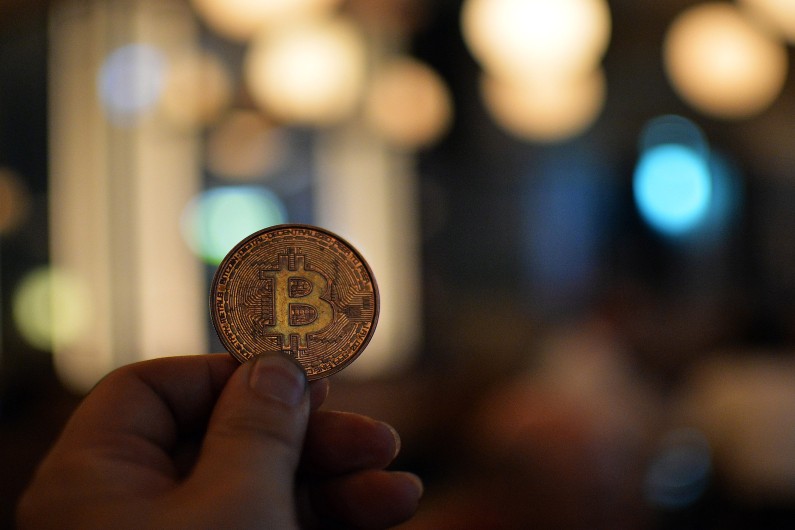Un homme tient un bitcoin à Tokyo, le 27 février 2014 .AFP / YOSHIKAZU TSUNO