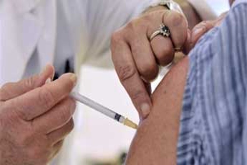 Une infirmière vaccine une femme