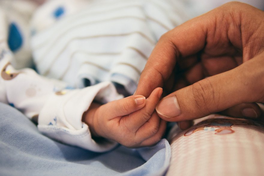 Une mère avec son enfant. (Illustration)