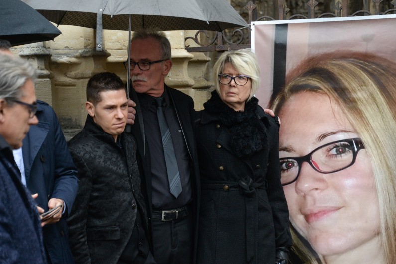 Le mari d'Alexia Daval, Jonathann Daval, son père aux côtés de ses parents, Jean-Pierre Fouillot et Isabelle Fouillot.