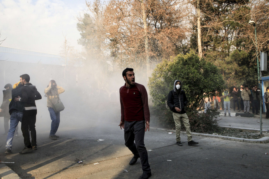 Un manifestant iranien à Téhéran, le 30 décembre 2017