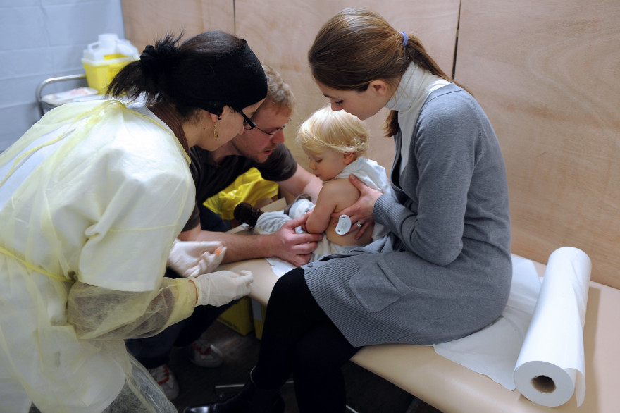Un enfant en train de se faire vacciner contre la grippe à Lyon (archives)