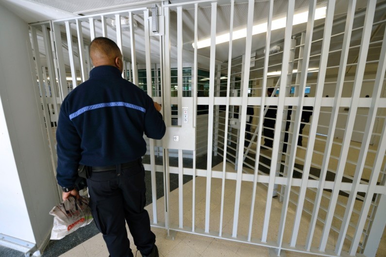 Un surveillant de prison à Fleury-Mérogis, le 31 octobre 2013 (archives)