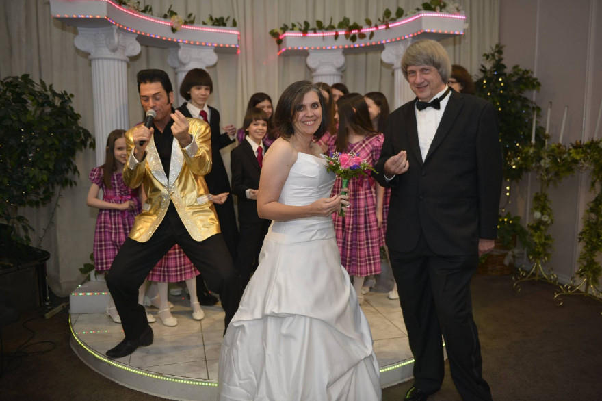 David et Louise Turpin lors d'une cérémonie de mariage avec un sosie d'Elvis Presley