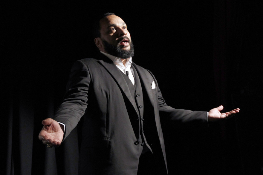 Dieudonné sur la scène du théâtre de la Main d'Or à Paris, le 15 janvier 2012 (archives).