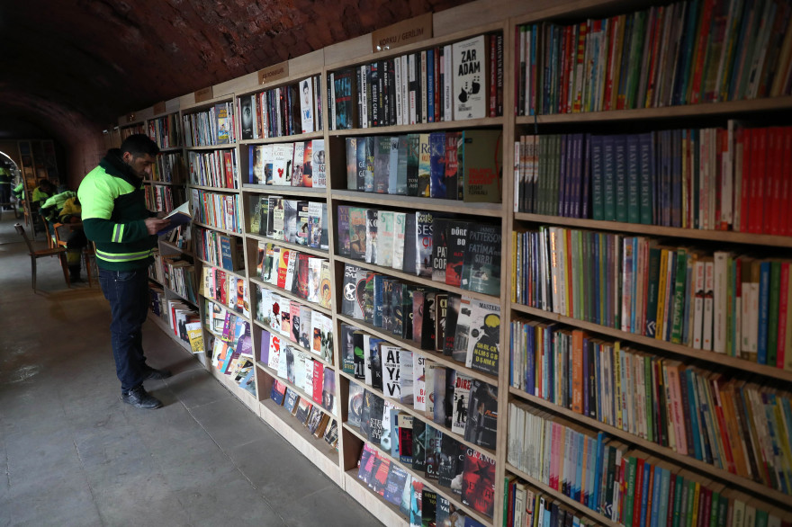 Les éboueurs d'Ankara (Turquie) à l'origine de la bibliothèque ont recueillis 5.000 livres en 8 mois.