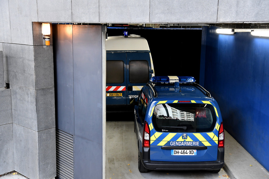 Une voiture de la gendarmerie suit le fourgon transportant Nordahl Lelandais, le 30 novembre 2017