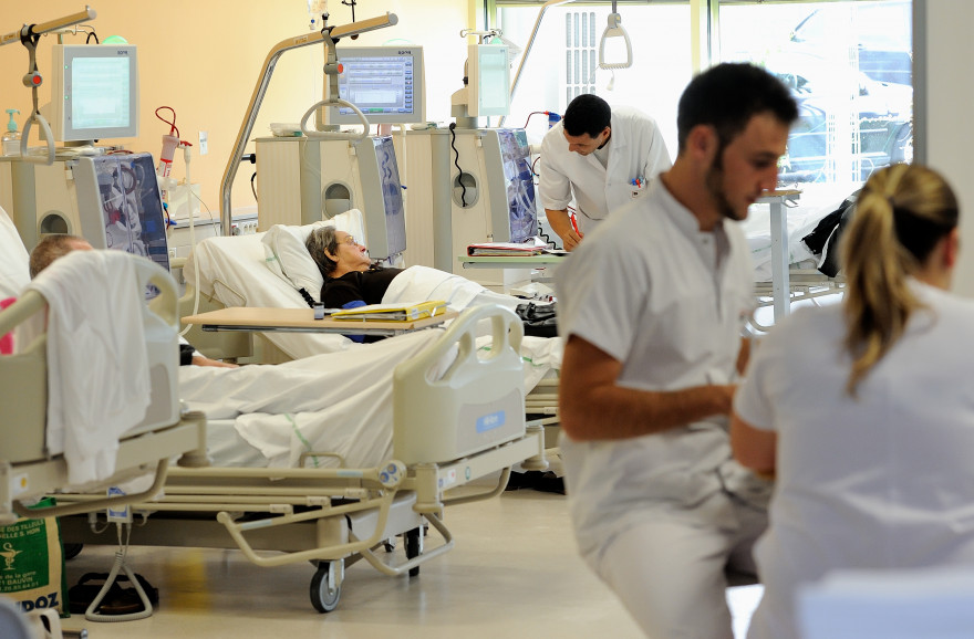 Du personnel travaille au centre dialyse de l'hôpital de Lens le 20 septembre 2013.
