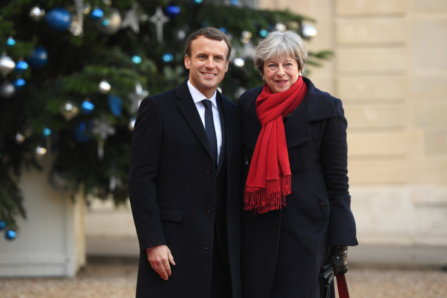 Emmanuel Macron et Theresa May au Palais de l'Élysée (Paris) le 12 décembre 2017.