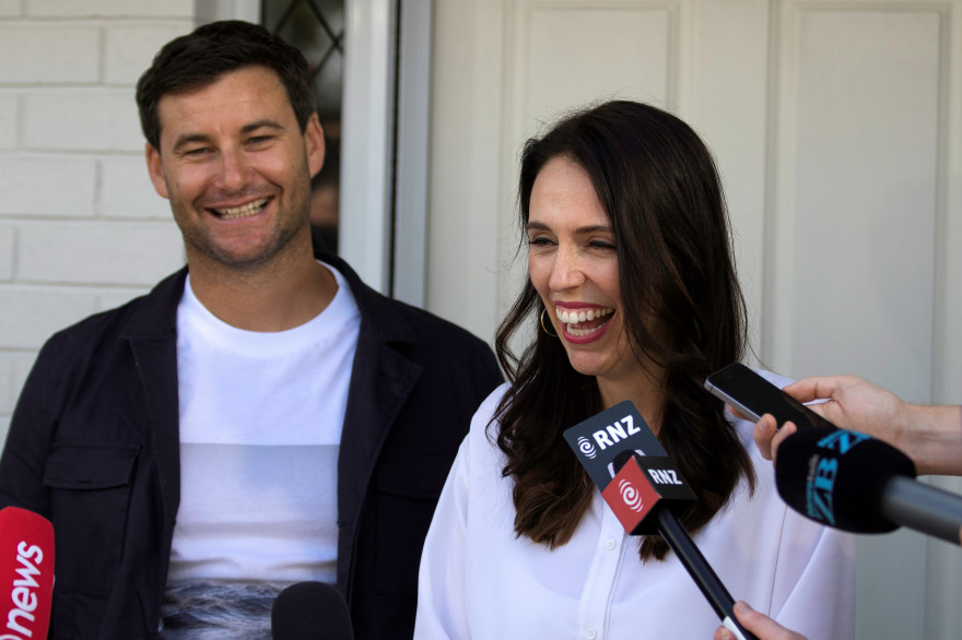La Première ministre de Nouvelle-Zélande Jacinda Ardern et son conjoint Clarke Gayford annoncent à la presse qu'ils vont être parents