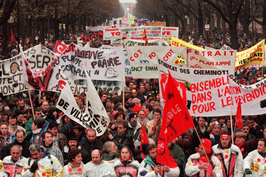 Des centaines de banderoles sont brandies par des dizaines de milliers de manifestants défilant, le 16 décembre 1995 à Paris, à l'appel de plusieurs organisations syndicales, pour le retrait du plan Juppé de réforme du système de prévoyance sociale.
