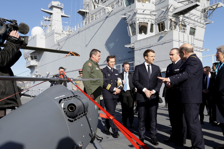 Emmanuel Macron assiste à la présentation d'un drone sur la base navale de Toulon (France) le 19 janvier 2018.
