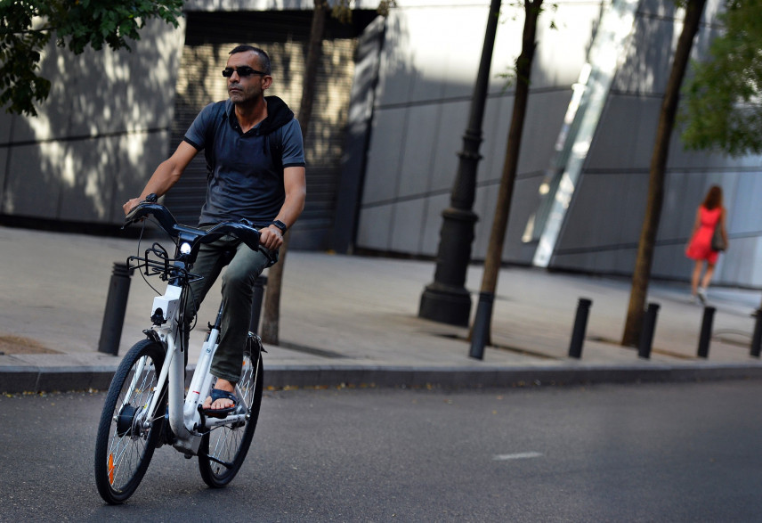 Un homme sur un vélo électrique (illustration).