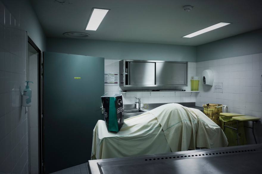 Un défunt dans une morgue (lllustration).
