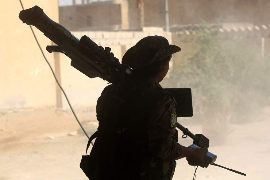 Une combattante des forces kurdes de Syrie (YPG) à Raqqa, le 21 juin 2017 (Illustration)