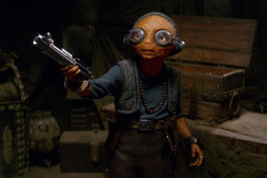 Maz Kanata dans "Star Wars 7" avec le sabre laser d'Anakin et Luke Skywalker