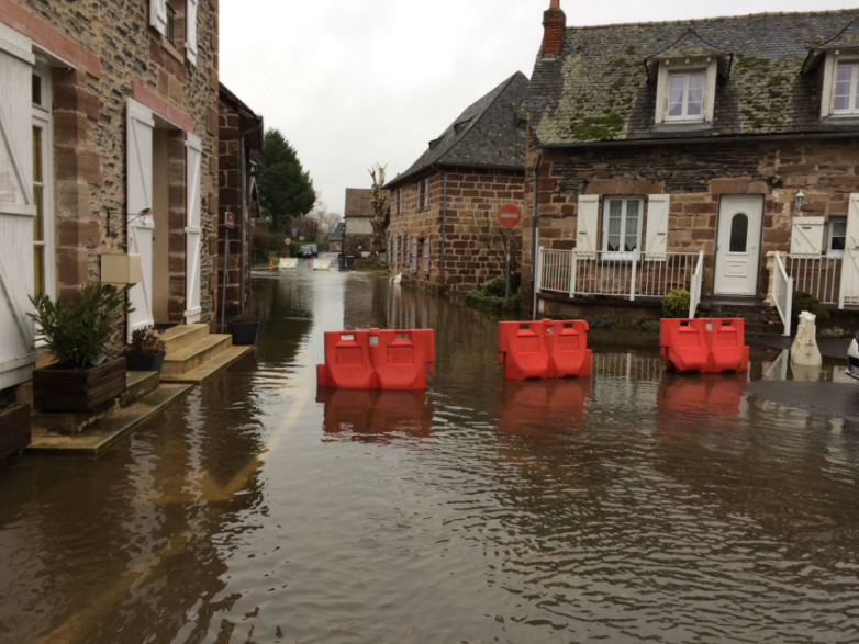 Le village de Saint-Viance, en Corrèze, les pieds dans l'eau en 2018