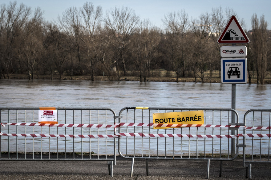 À Grigny, dans le département du Rhône, plusieurs routes ont été barrées à cause des crues