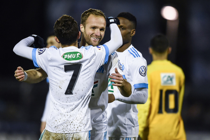 Valère Germain félicité par ses partenaires, le 23 janvier 2017