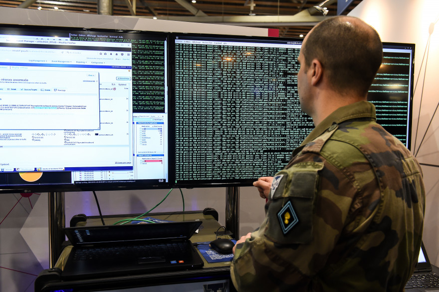 Un militaire spécialisé dans la cyberdéfense à Lille, lors du FIC 2018.