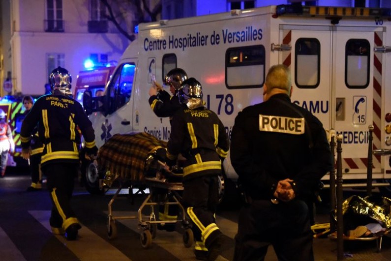 Les services de secours près du Bataclan lors des attentats à Paris, dans la nuit du 13 au 14 novembre