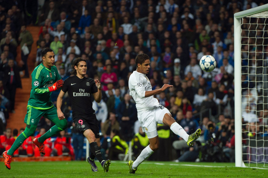 Edinson Cavani entouré par Keylor Navas et Raphaël Varane lors du Real-PSG du 3 novembre 2015 (1-0)