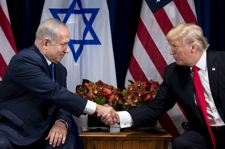 Le premier ministre israélien Benjamin Netanyahu et le président américain Donald Trump se serrent la main pendant la 72ème Assemblée générale des Nations Unies le 18 septembre 2017.