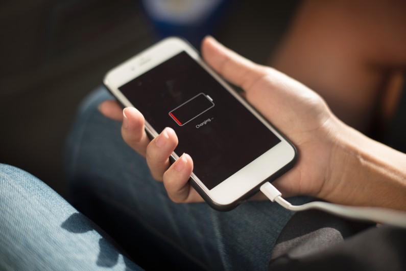 Un smartphone affichant une batterie faible (illustration)