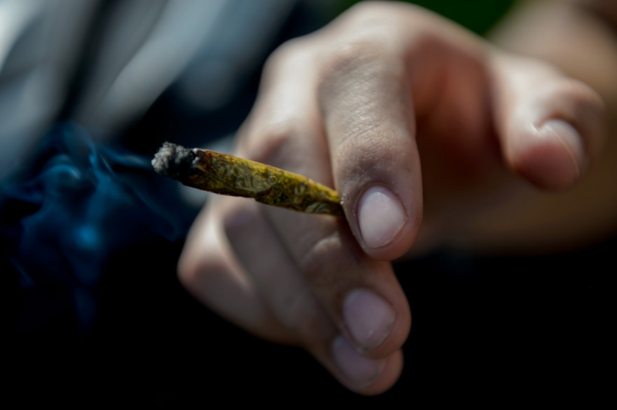 Un fumeur de cannabis (illustration)