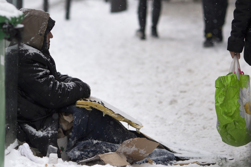 Un sans-abri sur un trottoir enneigé de Paris, le 20 janvier 2013