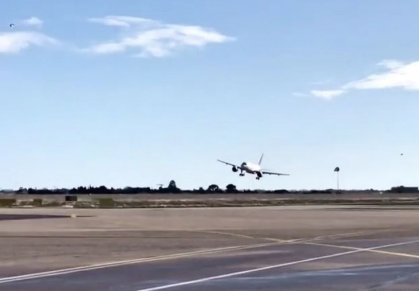 L'avion a remis les gaz à cause des rafales de vent.