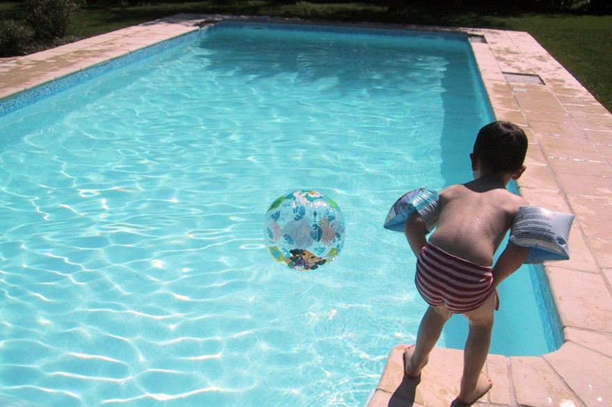Un enfant au bord d'une piscine (photo d'illustration)