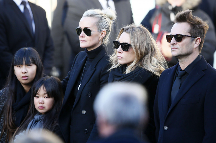 Jade, Joy et Laeticia Hallyday avec Laura smet et David Hallyday lors des obsèques de Johnny