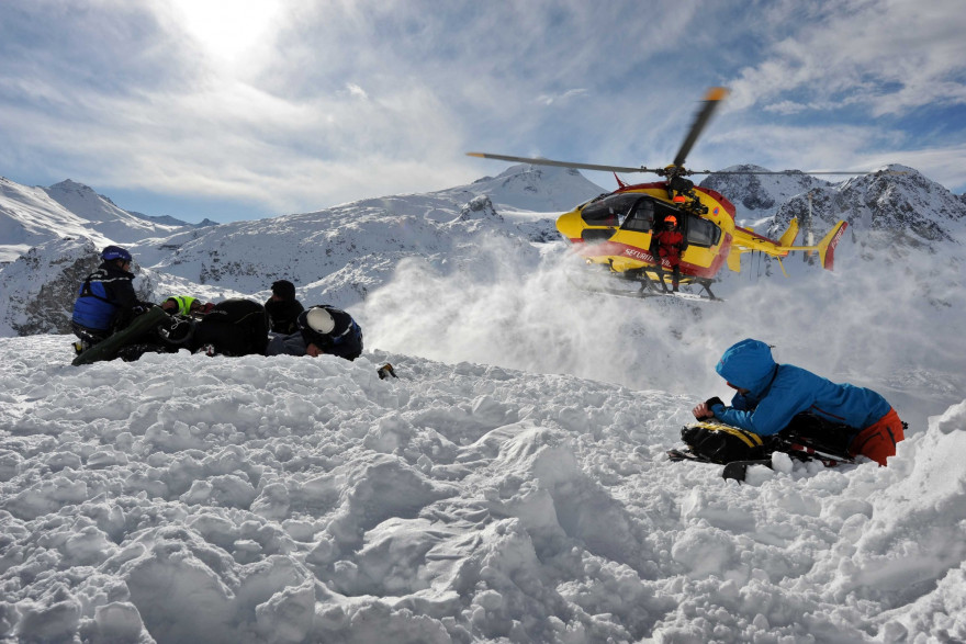 Sauvetage d'un skieur pris dans une avalanche (illustration)