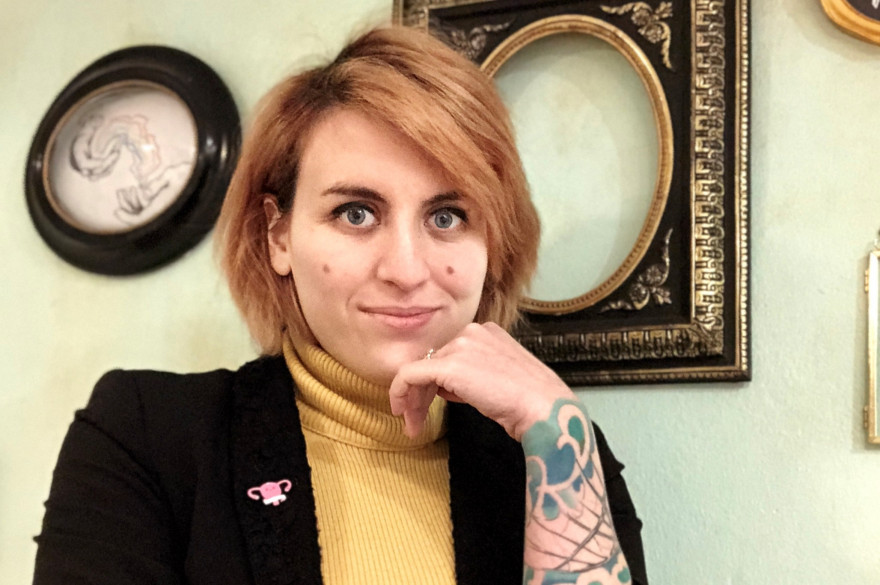 Charlee est la fondatrice de Sibylles, un salon de thé et de tatouages à Bordeaux