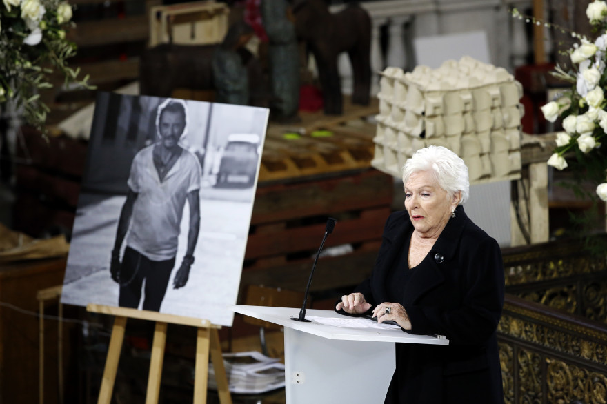 Line Renaud à l'église de la Madeleine lors des obsèques de Johnny Hallyday.