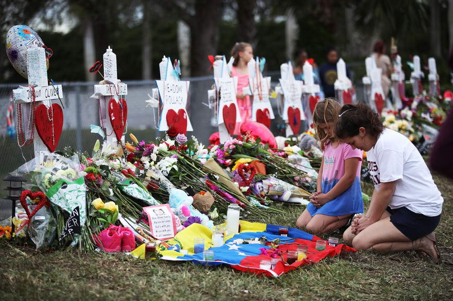 Après la fusillade qui a fait 17 morts le 14 février dans un lycée de Floride, les autorités sont critiquées pour leurs manquements