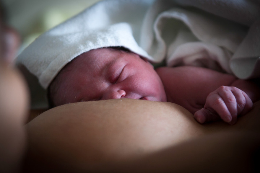 Une femme allaitant son bébé (Illustration)
