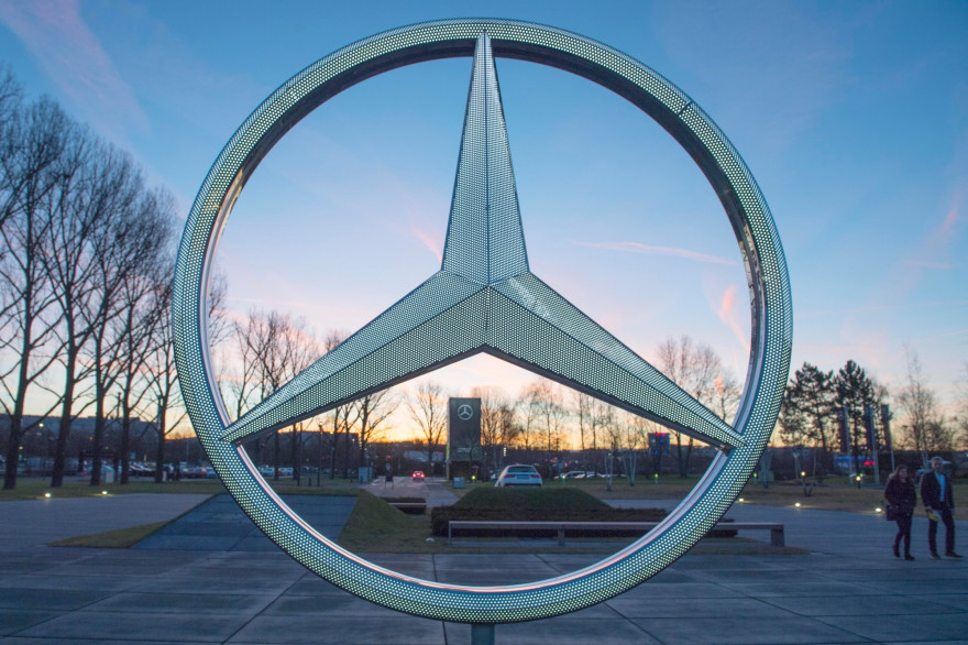 Le logo de Mercedes à Stuttgart en Allemagne (illustration)