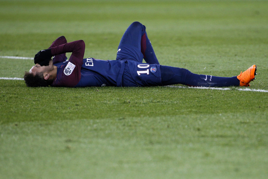 Neymar, allongé au sol après une blessure à la cheville contre Marseille