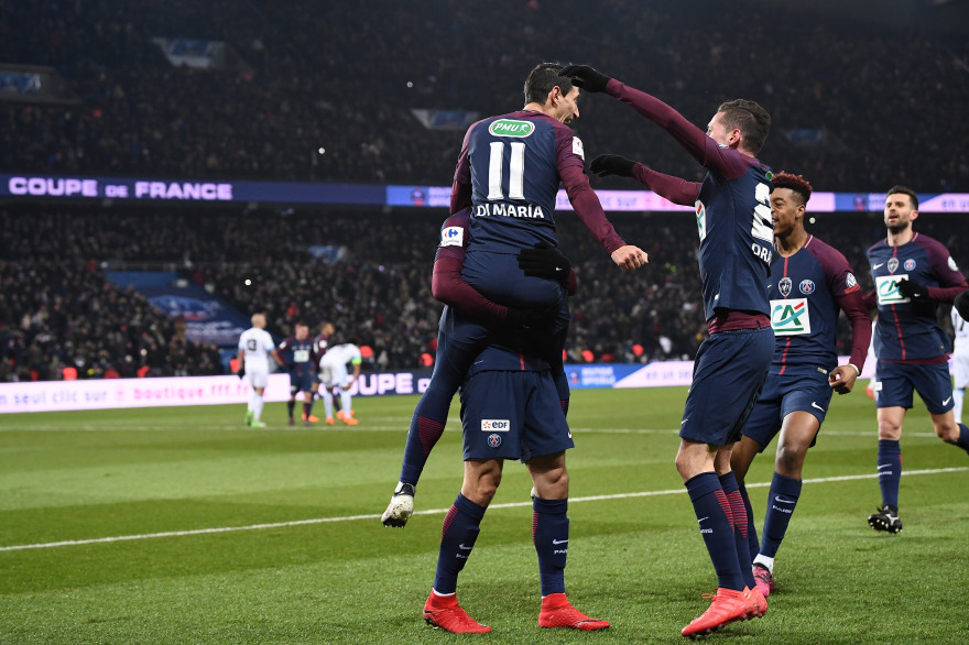 Angel Di Maria (numéro 11) porté en triomphe par les Parisiens, mercredi 28 février au Parc des Princes