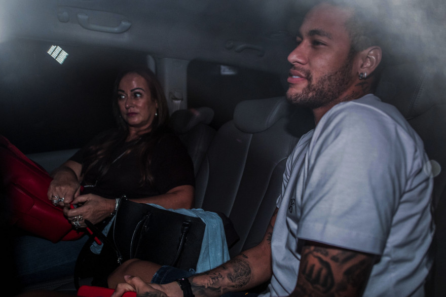 Neymar accompagné de sa mère Nadine, lors de son arrivée à l'hôpital de Belo Horizonte
