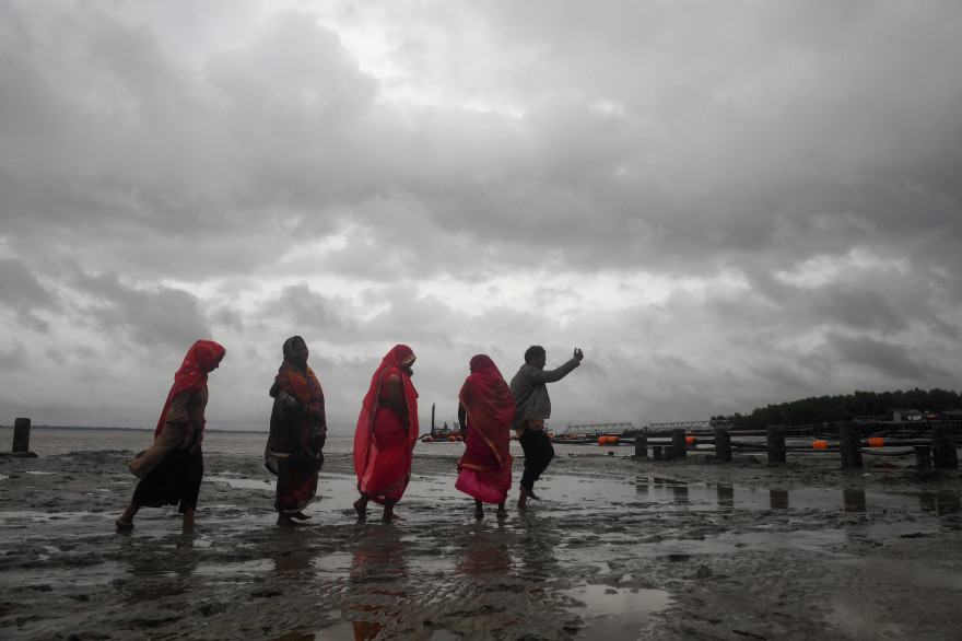 Des pélerins hindous au Bangladesh, à l'approche du cyclone Bulbul, le 9 novembre 2019