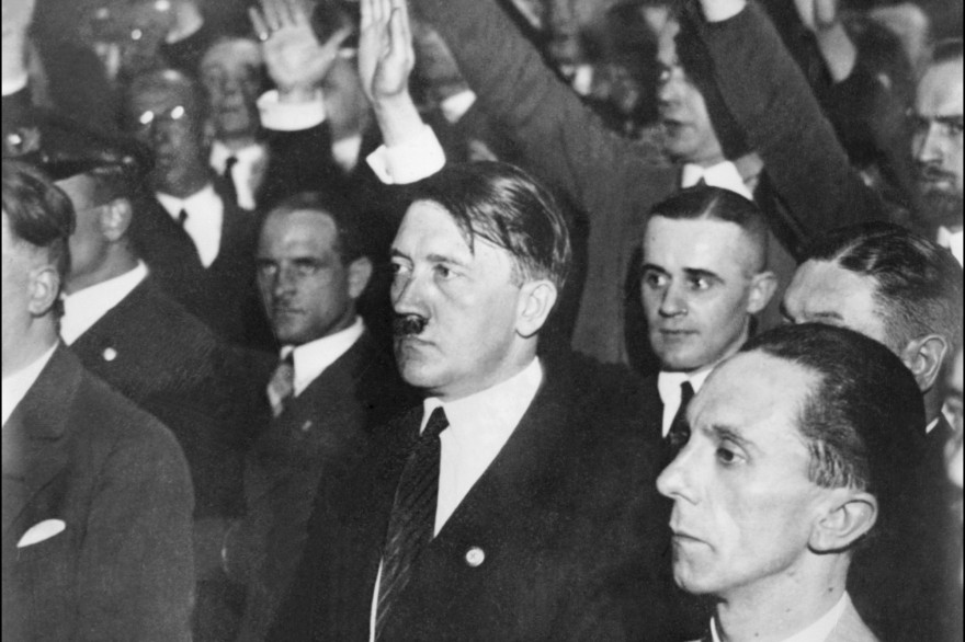 Adolf Hitler accompagné de Joseph Goebbels dans une photo dont la date et le lieu reste inconnus