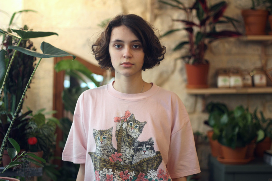Claire Pommet a sorti son premier album, "À peu près", en octobre 2017