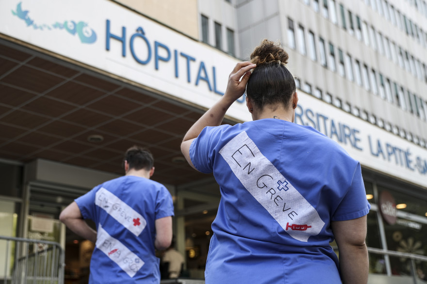 Le personnel du service des urgences de la Pitié-Salpêtrière en grève, en avril 2019.
