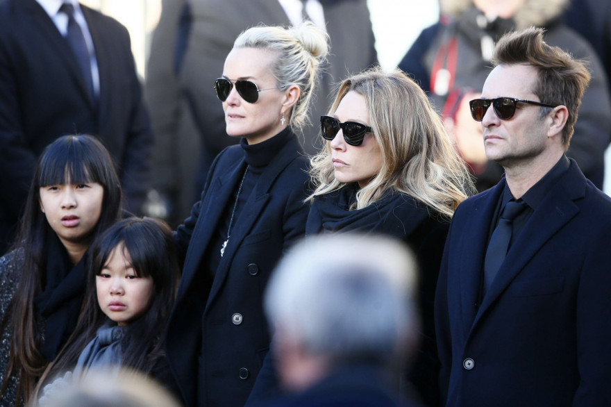 Jade, Joy et Laeticia Hallyday avec Laura smet et David Hallyday lors des obsèques de Johnny